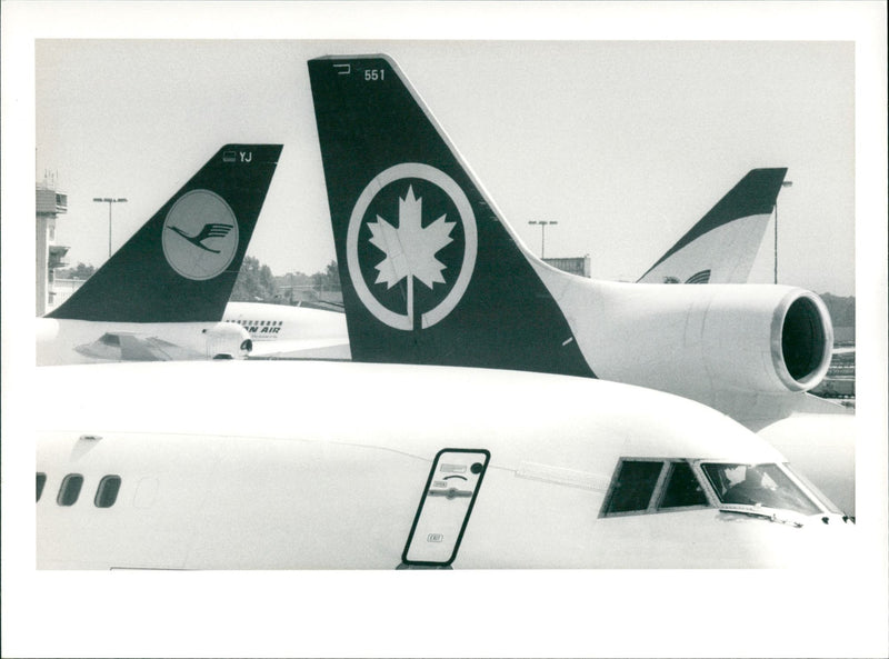 1988 LOADING EXTRA CLEANING FOLDER THERE - Vintage Photograph