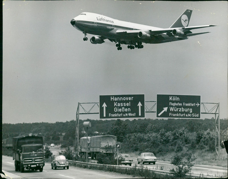 LUGHAFEN COUNTRY DELELET FLIGHT DECO RUNWAY EXTRA HAPP LUFTHANSA HAN - Vintage Photograph