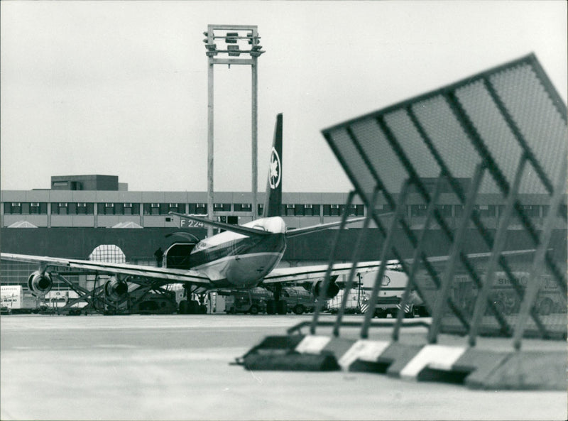 LOADING THERE EXTRA MAC CLEANING FOLDER USE ARE - Vintage Photograph