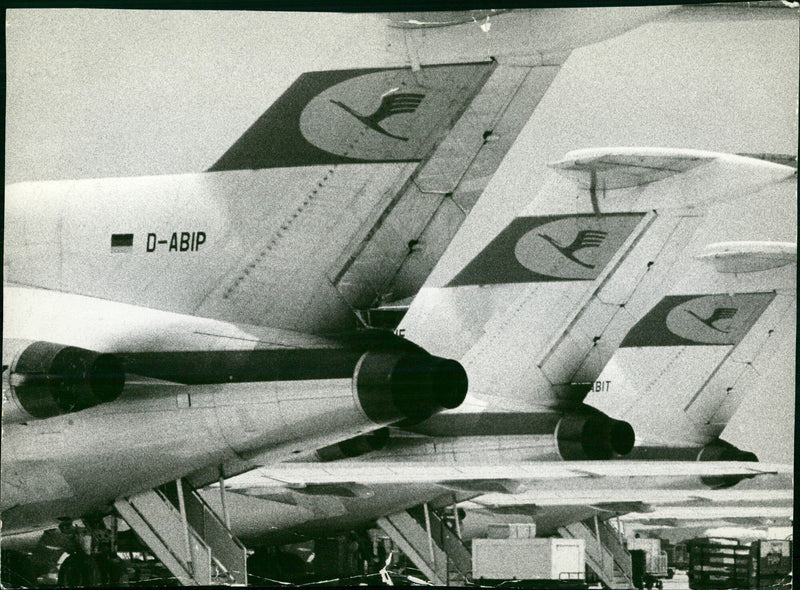 LOADING THERE EXTRA MAC CLEANING FOLDER USE SPACE - Vintage Photograph