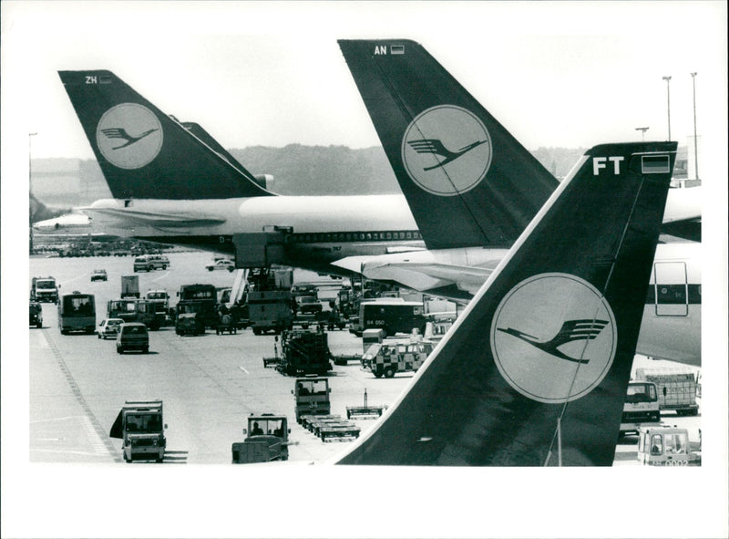 LOADING EXTRA CLEANING FOLDER THERE - Vintage Photograph