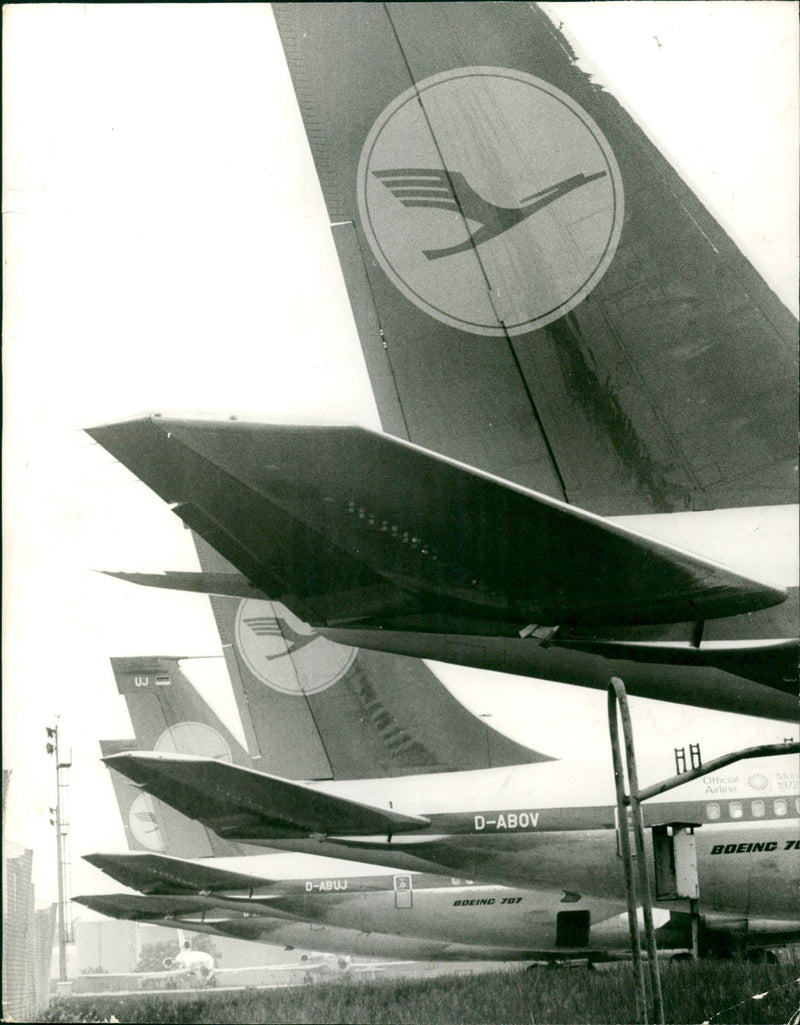 LOADING EXTRA CLEANING FOLDER THERE OFFICIAL ABOV BOEING ABU - Vintage Photograph