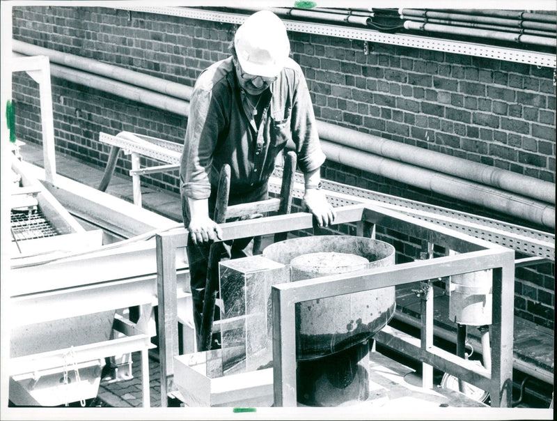 1989 FRIENDS FIANLURT BANKKO BLZ FECE INDUSTRIEBAGU LIVE ENPS JOU FILM - Vintage Photograph