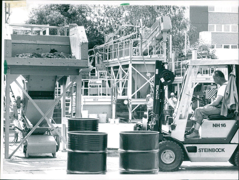 1989 FRIENDS PHOTOGRAPH RIGHT SHOWS HOW TOXIC EARTH FILM - Vintage Photograph