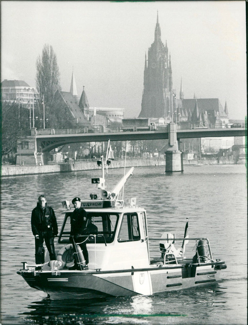 1999 FIREFIGHTERS FIREBOAT MAKES FIRE BRIGADE MOBILE SED - Vintage Photograph