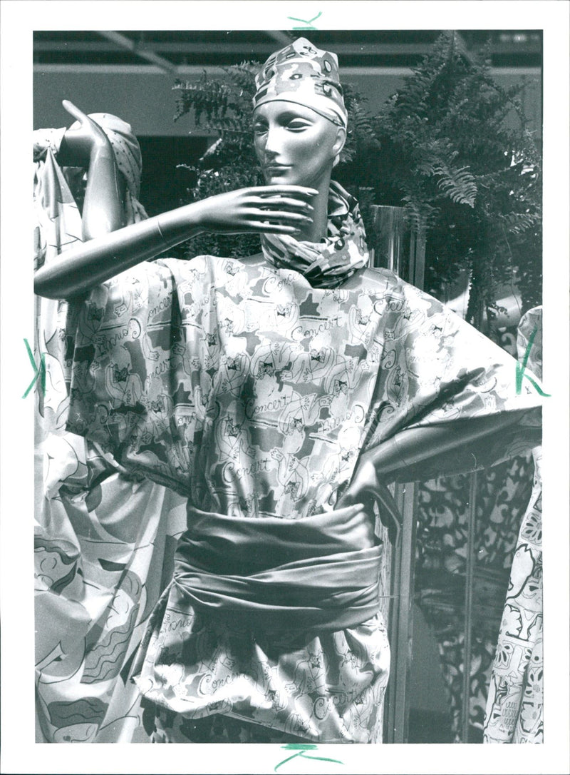 IDU MESSEN INTERSUBSTANCE CONCERT ONCERZ AND TZV SSOLG HOLSROON - Vintage Photograph
