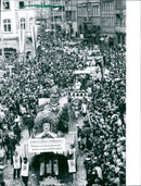 1990 CARNEVAL MZUGE FRANKFURT SCHONSTER STRAENKEHRER EVEN TURNS TOP - Vintage Photograph