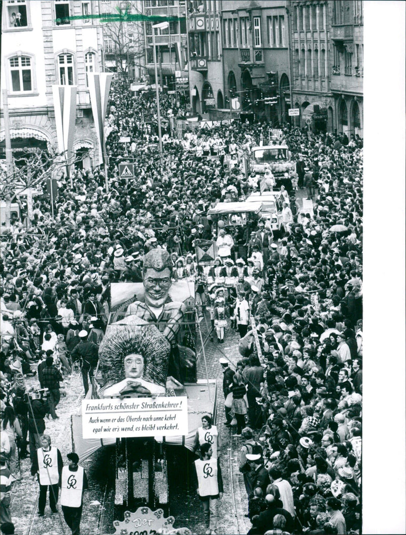 1990 CARNEVAL MZUGE FRANKFURT SCHONSTER STRAENKEHRER EVEN TURNS TOP - Vintage Photograph