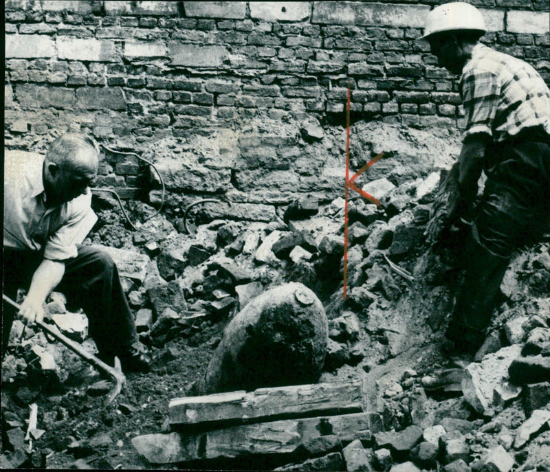Bomb discovery on Mainzer Landstrasse - Vintage Photograph