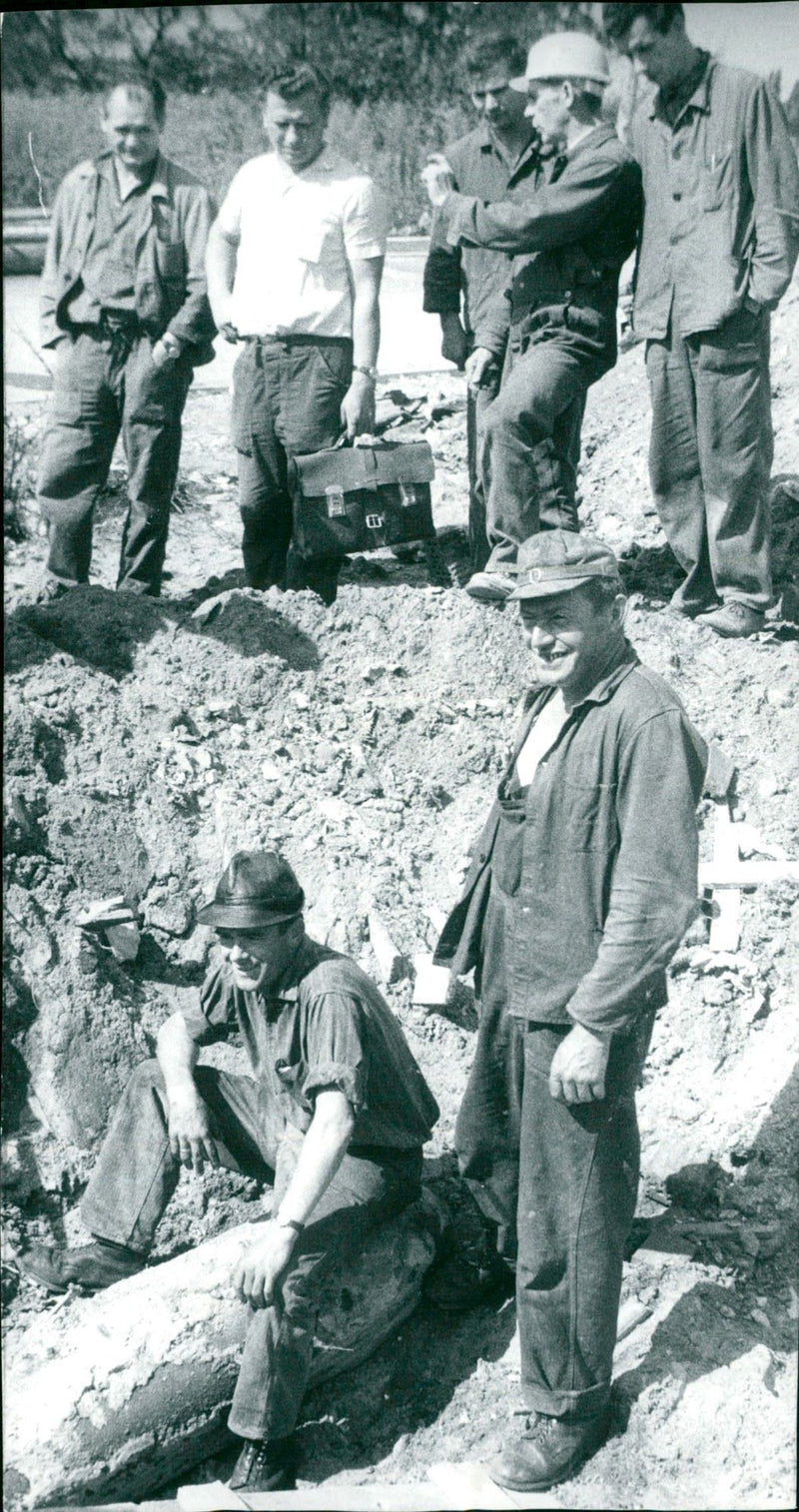 Bomb discovery in Goldstein - Vintage Photograph