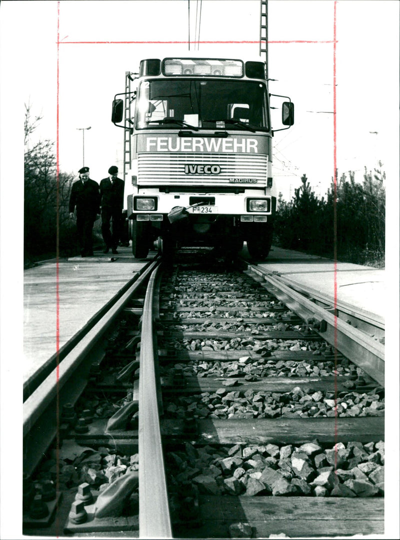 1986 FEUERWE VEHICLES FIRE TRUCKS STUCKPREIS GLEISTE STRAENBAHN BAHNWAG - Vintage Photograph