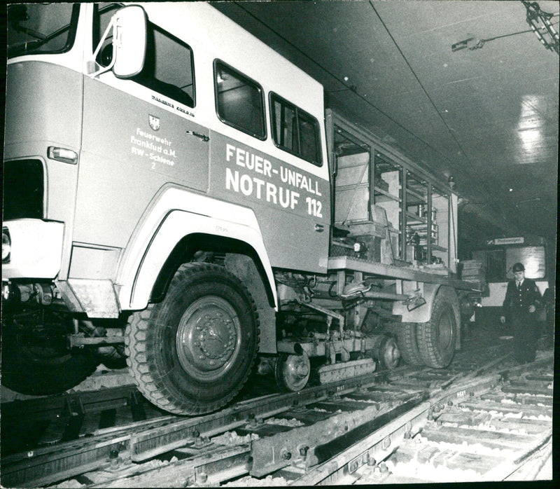 1971 FEUERWE VEHICLES RUSTWAGEN CAN DRIVE RAILS BETWEEN AXLES - Vintage Photograph