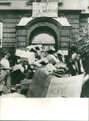 Hamburg's parents do not give up - Vintage Photograph