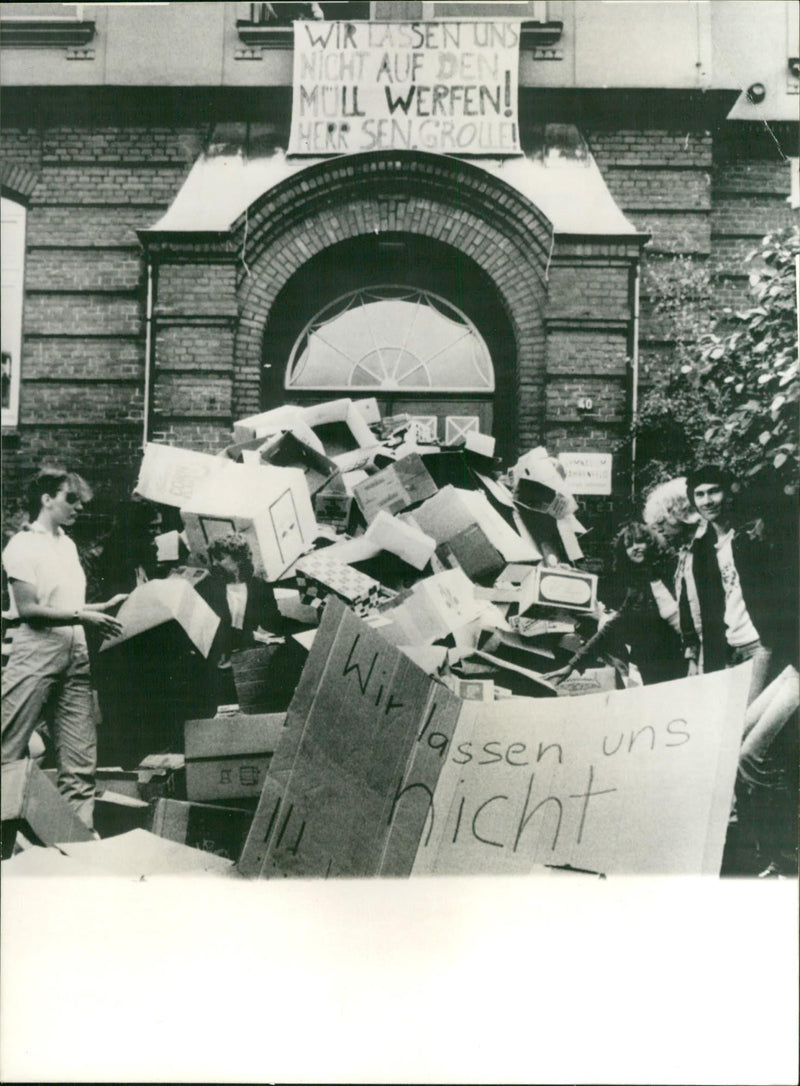 Hamburg's parents do not give up - Vintage Photograph