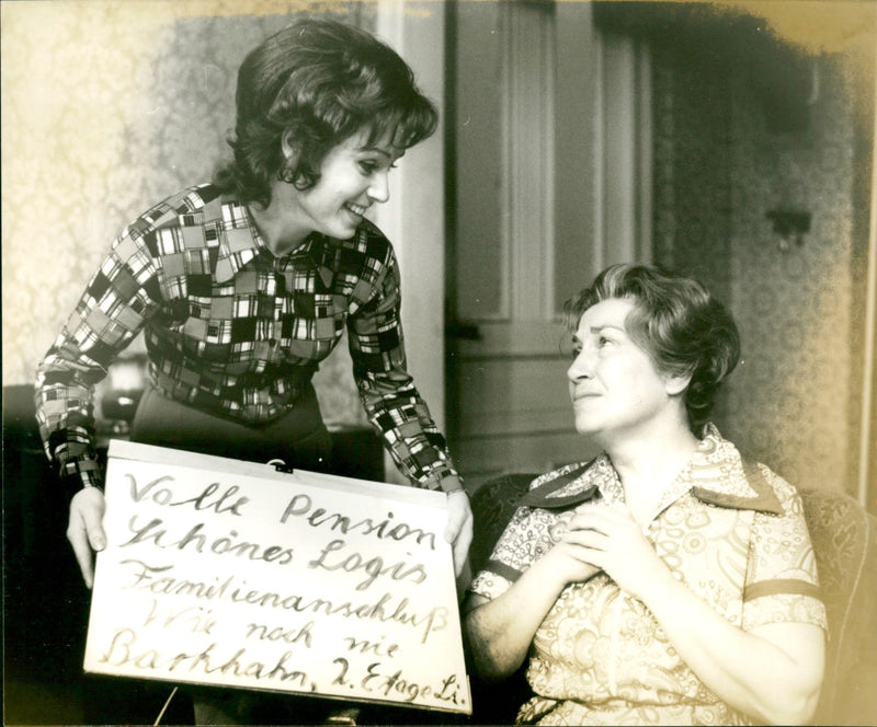 APARTMENT STILL SARHHAHA FLOOR FULL PENSION WHONES LOGIS FAMILY - Vintage Photograph
