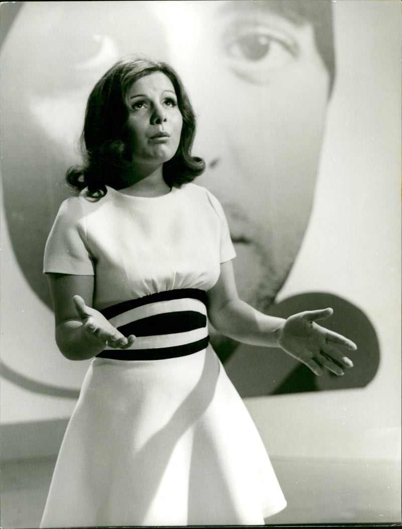 18-20 just don't fit - skat and music - Vintage Photograph