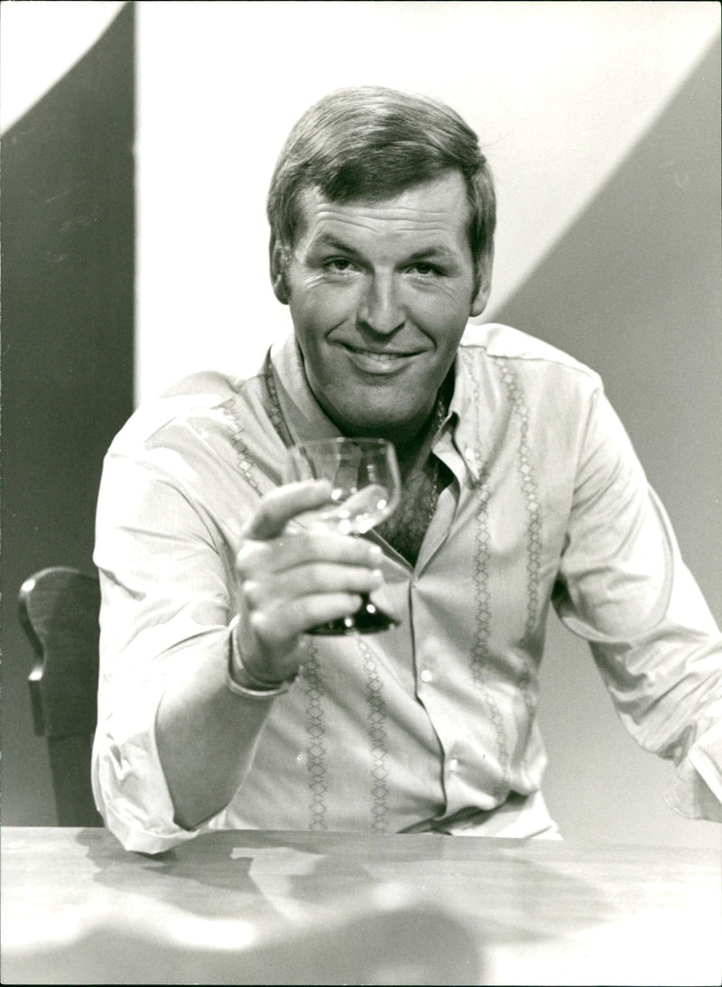 18-20-just don't fit skat and music - Vintage Photograph