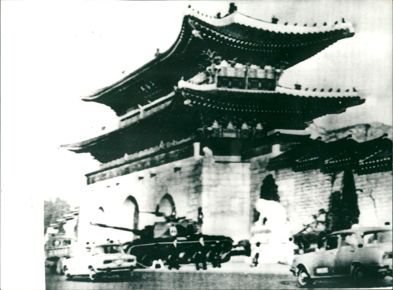 SEOUL TANKS AND SOLDIERS HOARDED SINCE DIENA DAY TEST STREET IMAGE - Vintage Photograph