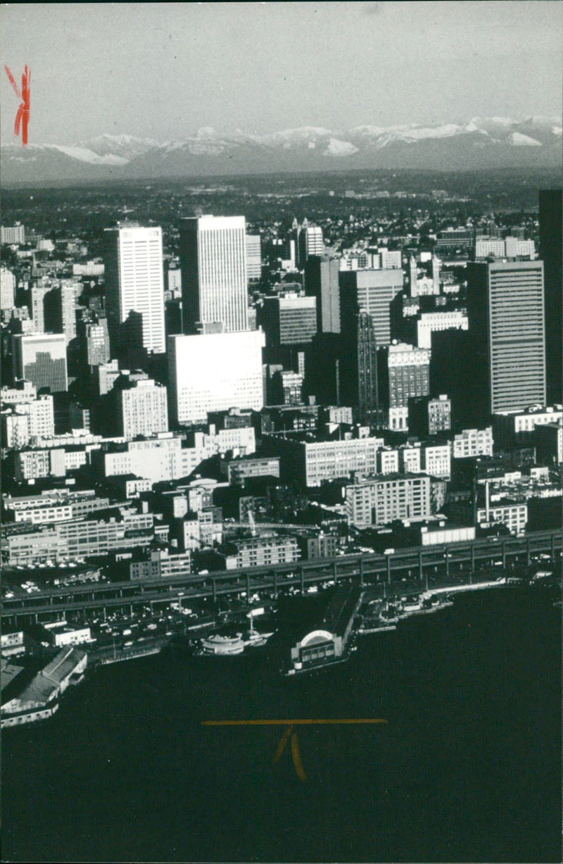 SIRRREE REU BIRU SEATTLE USA SIR RREE SIRRR - Vintage Photograph
