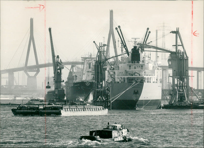 1980 NOTE DWINDLING ECONOMY HAS AFFECTED TRANSHIPMENT RESULT - Vintage Photograph