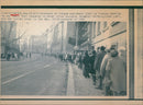 1986 HUNDREDS PRAGUE RESIDENTS LINED TUESDAY RESPECT POET NOBEL PRIZE - Vintage Photograph