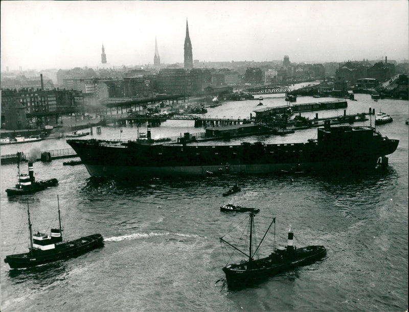 NOTE DWINDLING ECONOMY HAS AFFECTED TRANSHIPMENT RESULT PRESS - Vintage Photograph