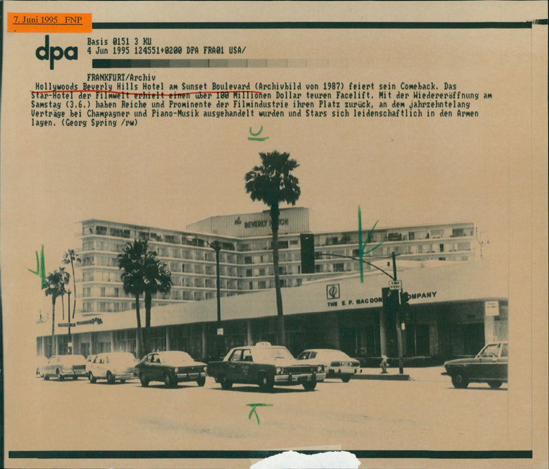 1995 LLYWOOD JERSAL STUDIOS HOTEL FILM GETTING RECEIVED FACELI - Vintage Photograph