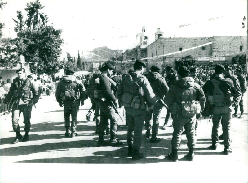 1983 ALL ROMPILGERS ARE GIVEN POSSIBILITY VISIT INSTEAD PRESS - Vintage Photograph