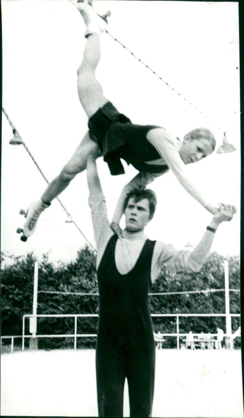 Figure skating pair - Vintage Photograph