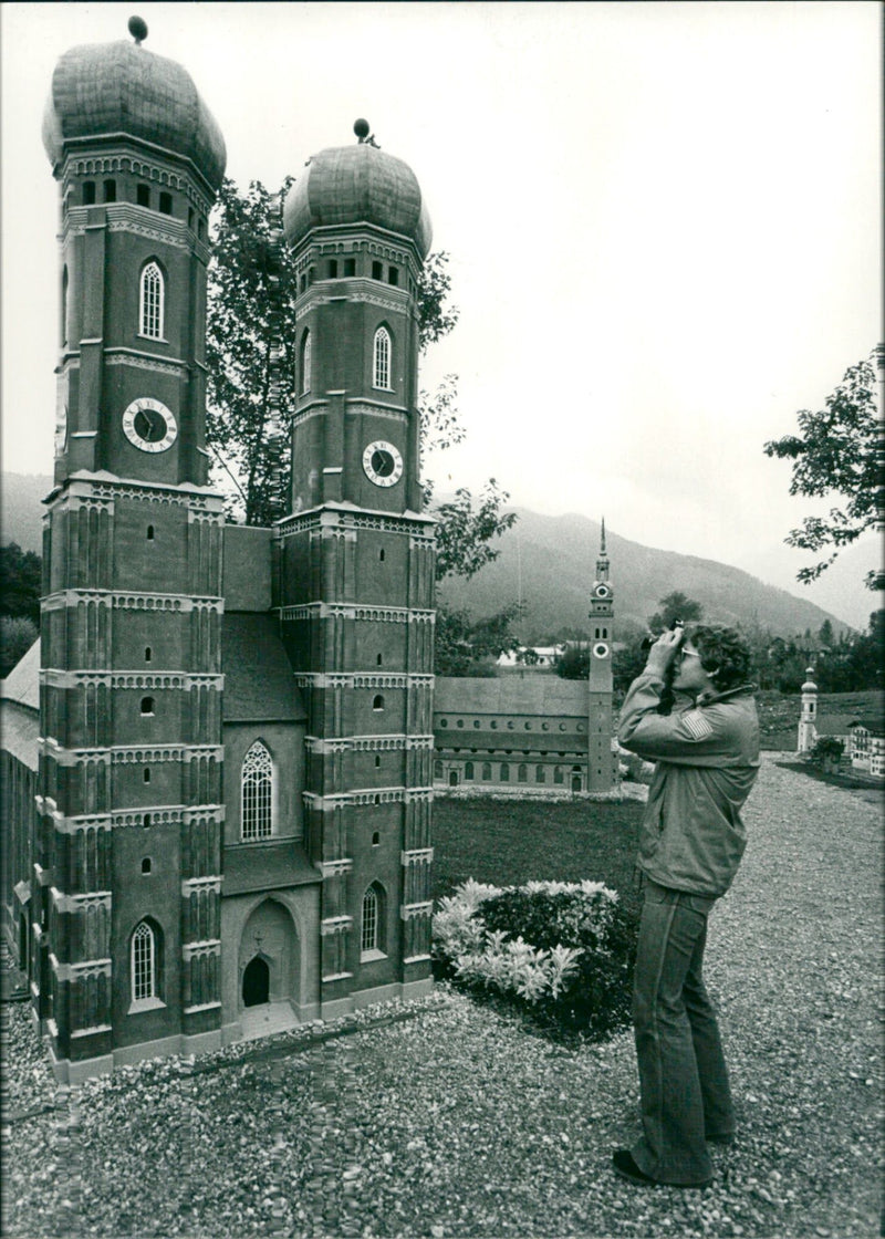 1981 POLDING THOMAS STANKIEWITZ MUNCHEN WIDENMAYERSTR RUPOLDING MINIATURSTACHT - Vintage Photograph