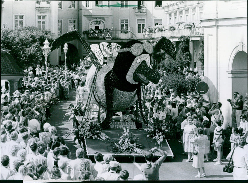 1992 KILOMETER LONG BLOOD CARAVAN ROLLS THROUGH STREETS - Vintage Photograph