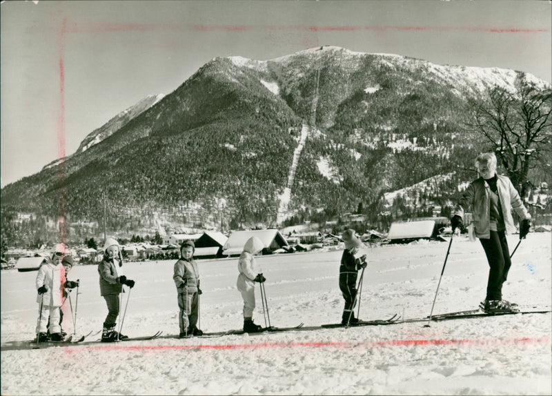 SKI SCHOOL GARMISCH PARTENKIRCHEN TAKES PART ESPECIALLY YOUNG - Vintage Photograph