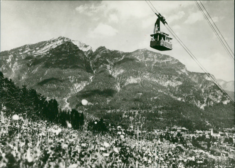 1982 SUMMER LARGE CABIN LIFT RUN MOUNTAIN GAR MISCH PARTENKIR - Vintage Photograph