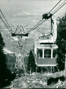 1969 NEW TRAIN HAS PENDULUM CABINS EACH WHICH PEOPLE FAT KEYSTONE - Vintage Photograph