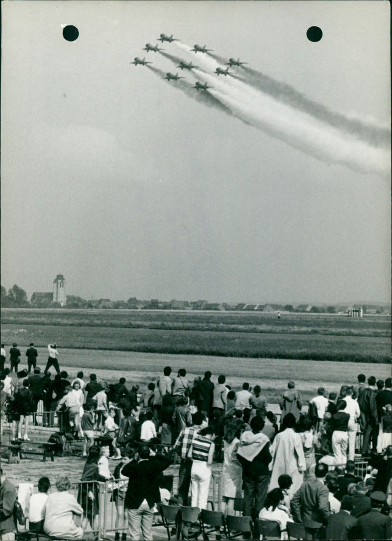 1967 AERIA JUIN COS MEETING DES INTERNATIONAL ARROW FOULE PASSAGE VOICI - Vintage Photograph