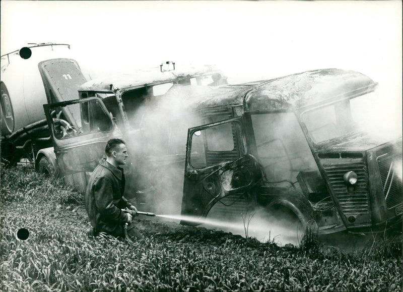 Un camion lourd a estampillé la camionnette de l'Office des travaux publics de Philippeville - Vintage Photograph