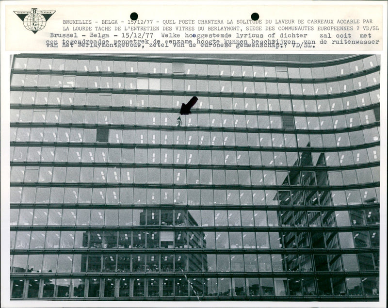 BRUXELLES /12/77 - QUEL POETE CHANTERA LA SOLITUDE DU LAVEUR DE CARR - Vintage Photograph