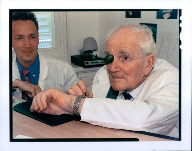 MAKES OMEGA SEAMASTER WATCH INSTRUMENT SURVIVAL JAMES FILM MODEL - Vintage Photograph