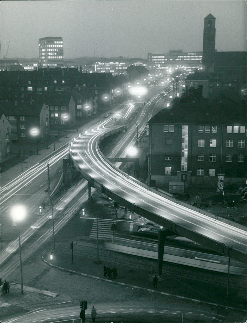 ESSEN METER LONG STEEL TRUCK DEVELOPED AND ASSEMBLED KRUPP MAKES RED - Vintage Photograph