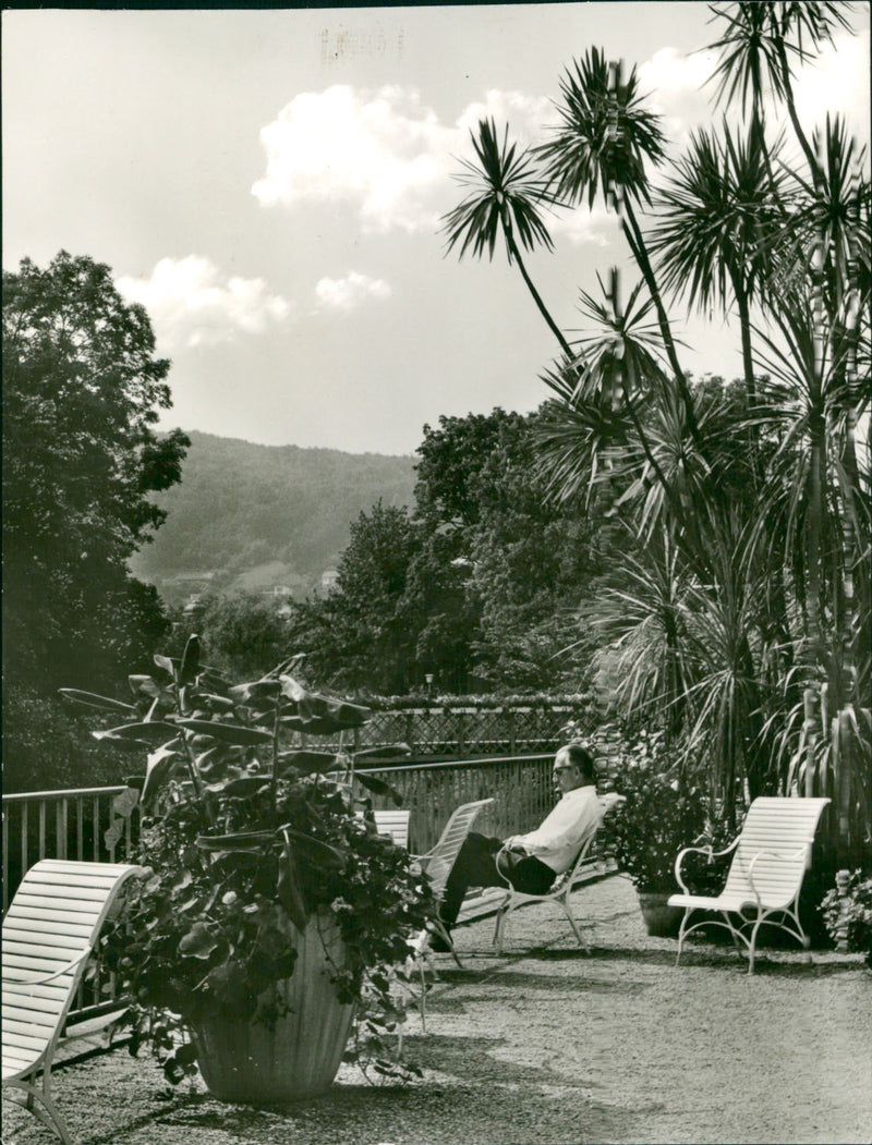 KISSINGS BAD KISSING AND ARE THEMES THIS ISSUE - Vintage Photograph