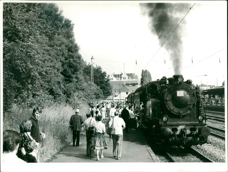 1982 EXTERNAL HESSENCOURRIER SWITCHES SINCE SUMMER HALF BETWEEN - Vintage Photograph