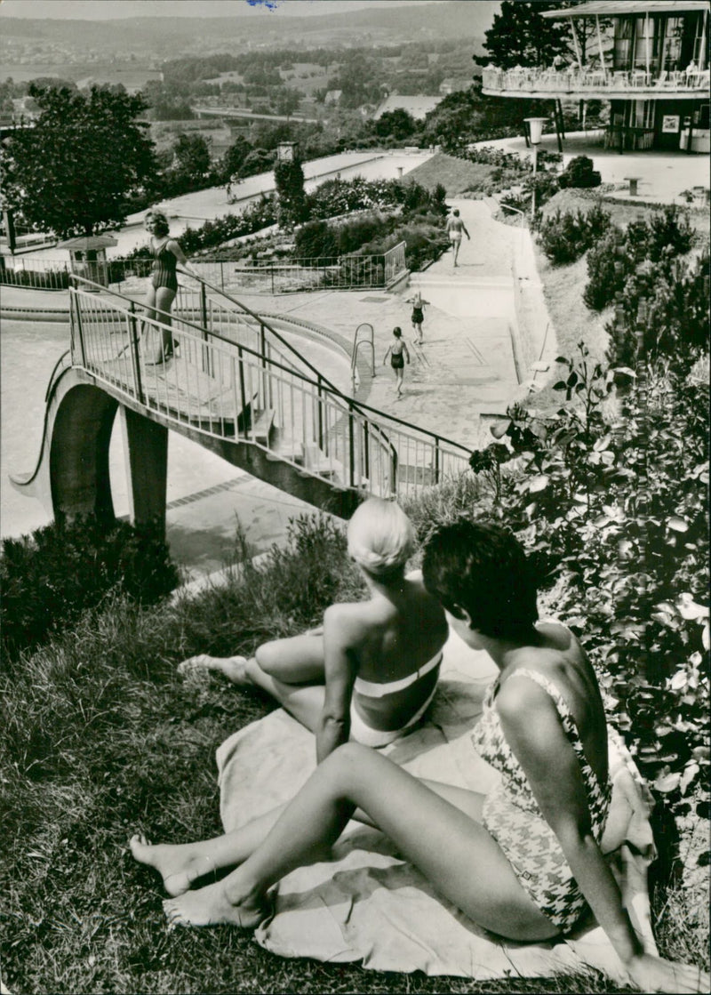 KISSINGS KININGNE DIEUSTAS PRAM ZUNG ISSUE SIGNATURE NOT OPEN - Vintage Photograph