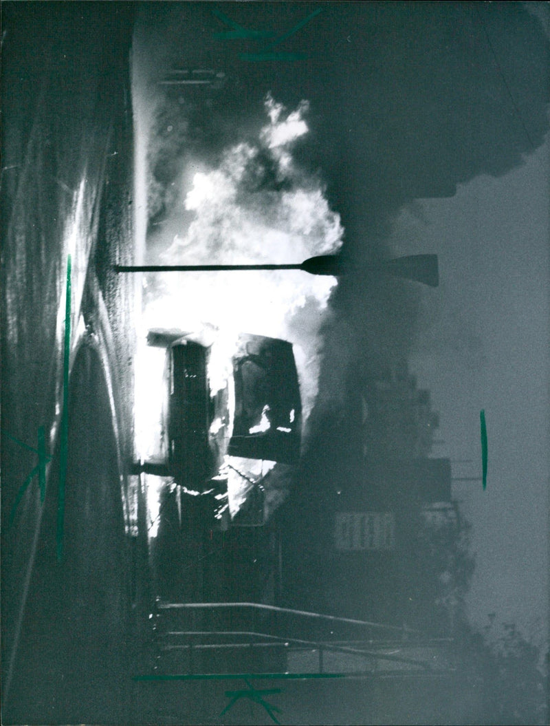 1991 TRANSPORTA YEAROLD PEUGEOT CAUGHT FIRE FRANKFURT MAN - Vintage Photograph