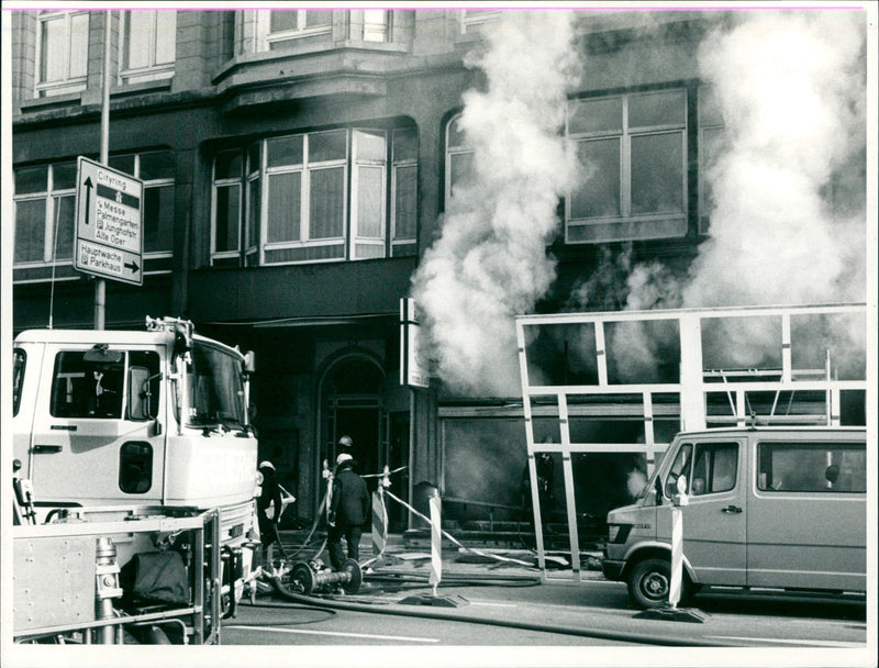 WEHR DROVE THIS MONDAY EVENING AGAINST ABOUT MEN FILM - Vintage Photograph