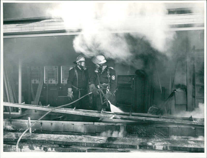 WEHR DROVE THIS MONDAY EVENING AGAINST ABOUT MEN FILM - Vintage Photograph