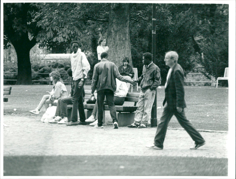GIFT FRANT OGENSCENE ANUSANLAGE ILUS ANLAGE CASTLE PARK FILM - Vintage Photograph