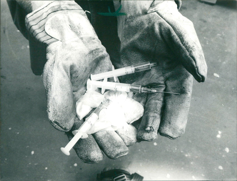 1992 RAUSCHGIFT FRANKFURT SYRINGE MAIN BANK PLAY NICE THATS GONE FILM - Vintage Photograph