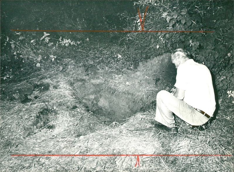 MURDER MURDERVERSUC CHIEDENE WALLER ESSO PERS MAN LAY THERE - Vintage Photograph