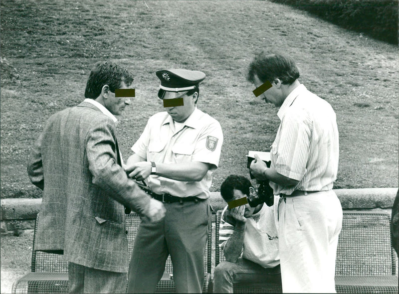 1989 ICHGIFT ZIEN RSONEN CONTROLS RAZZIA TAUNUSANLAGE POLICE OFFI FILM - Vintage Photograph