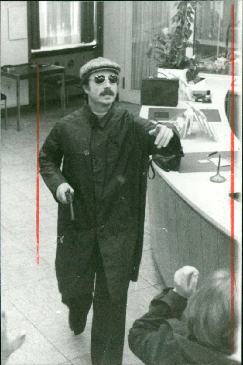 KRIM ESCHERSHEIMER LANDSTR FILMED AUTOW ZAMERA NOVHEIMER LDSTR BANK MONEY - Vintage Photograph